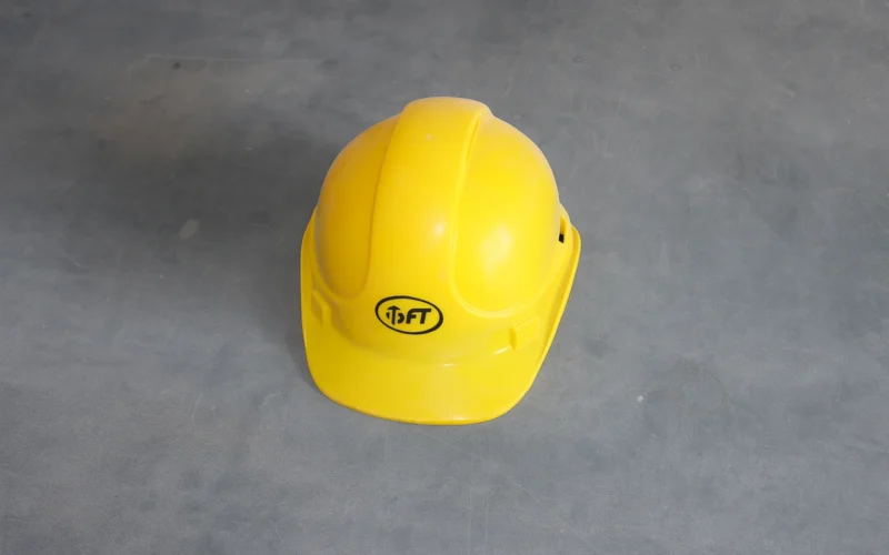 un elmetto giallo su sfondo grigio